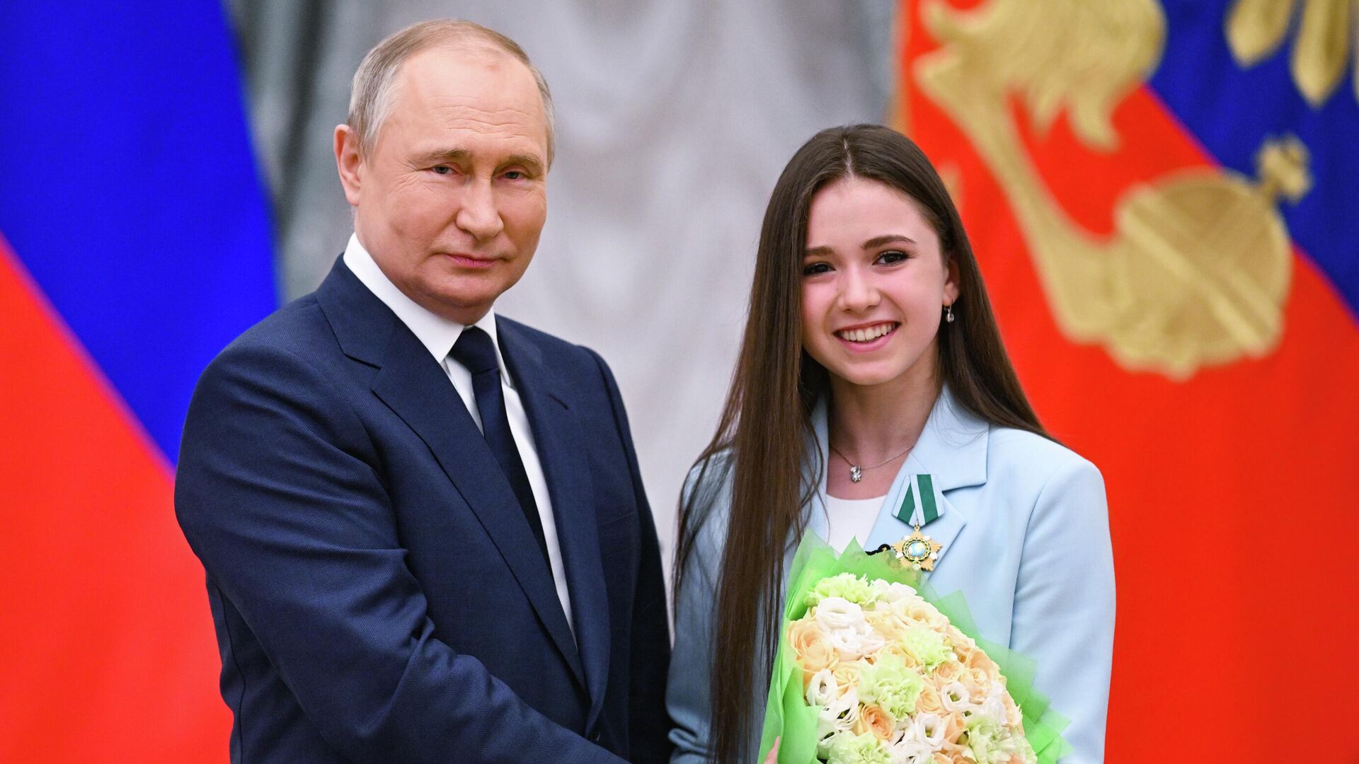 Путин вручает девочке