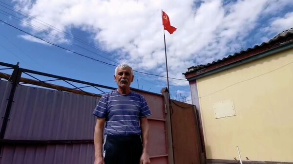 Для меня это святыня – житель села Головчино поднял во дворе советский флаг