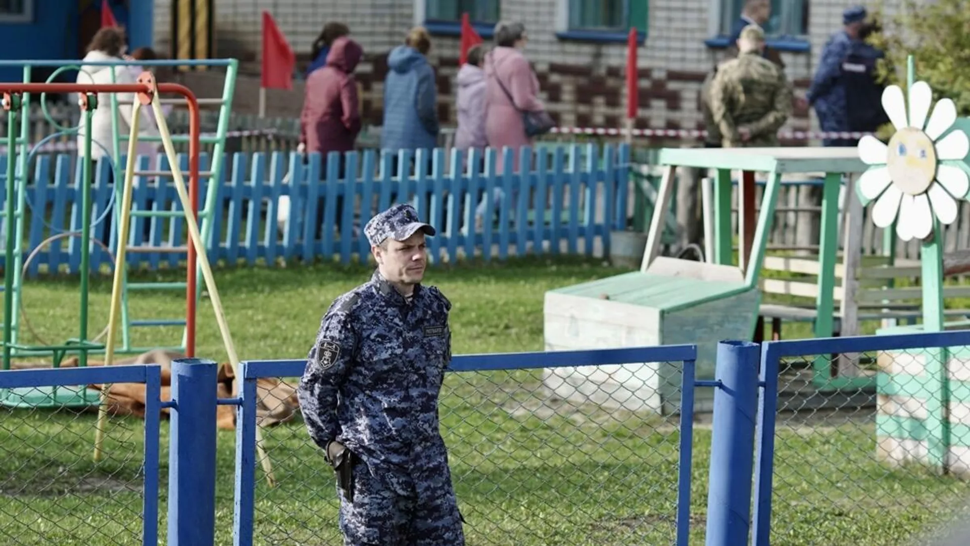 Сотрудник Росгвардии у детского сада Рябинка в поселке Вешкайма, где произошла стрельба Сотрудник Росгвардии у детского сада Рябинка в поселке Вешкайма, где произошла стрельба - РИА Новости, 1920, 26.04.2022