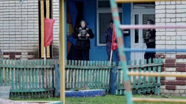 Сотрудники Росгвардии у детского сада Рябинка в поселке Вешкайма, где произошла стрельба 