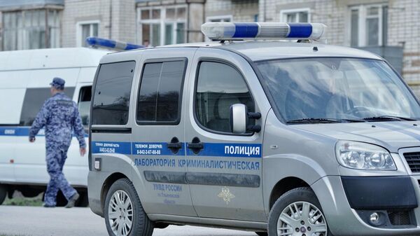 Автомобили полиции у детского сада Рябинка в поселке Вешкайма, где произошла стрельба 