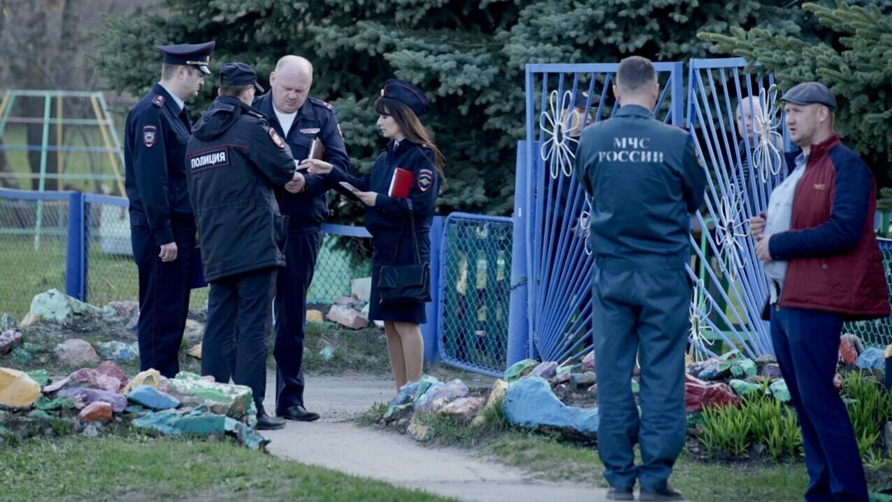 Сотрудники полиции и МЧС у детского сада Рябинка в поселке Вешкайма, где произошла стрельба  - РИА Новости, 1920, 27.04.2022