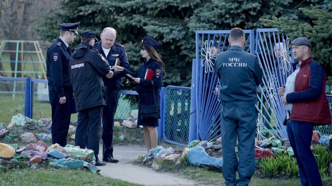 Сотрудники полиции и МЧС у детского сада Рябинка в поселке Вешкайма, где произошла стрельба 