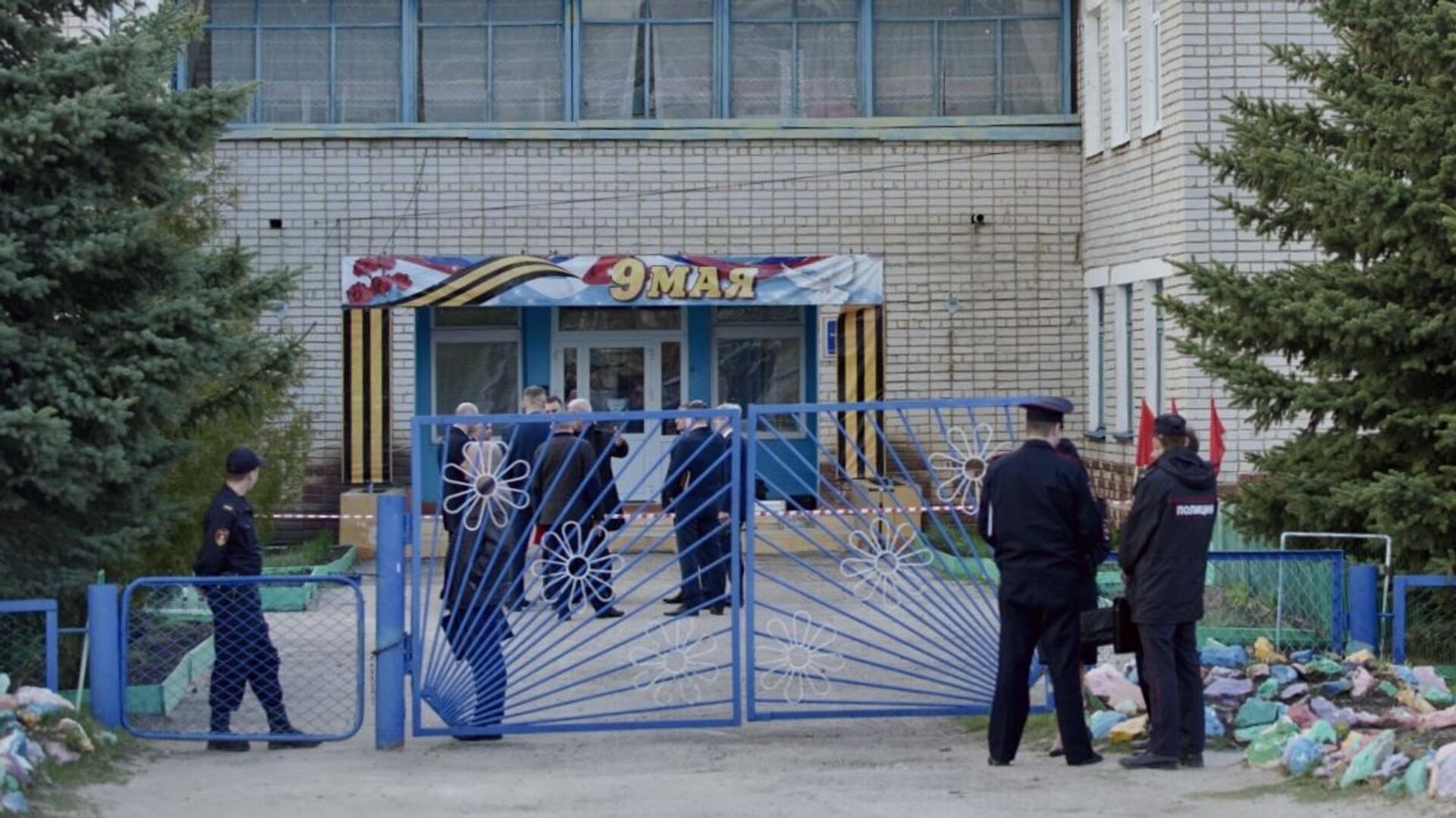 Сотрудники полиции у детского сада Рябинка в поселке Вешкайма, где произошла стрельба - РИА Новости, 1920, 27.04.2022