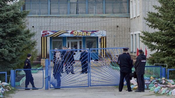 Сотрудники полиции у детского сада Рябинка в поселке Вешкайма, где произошла стрельба