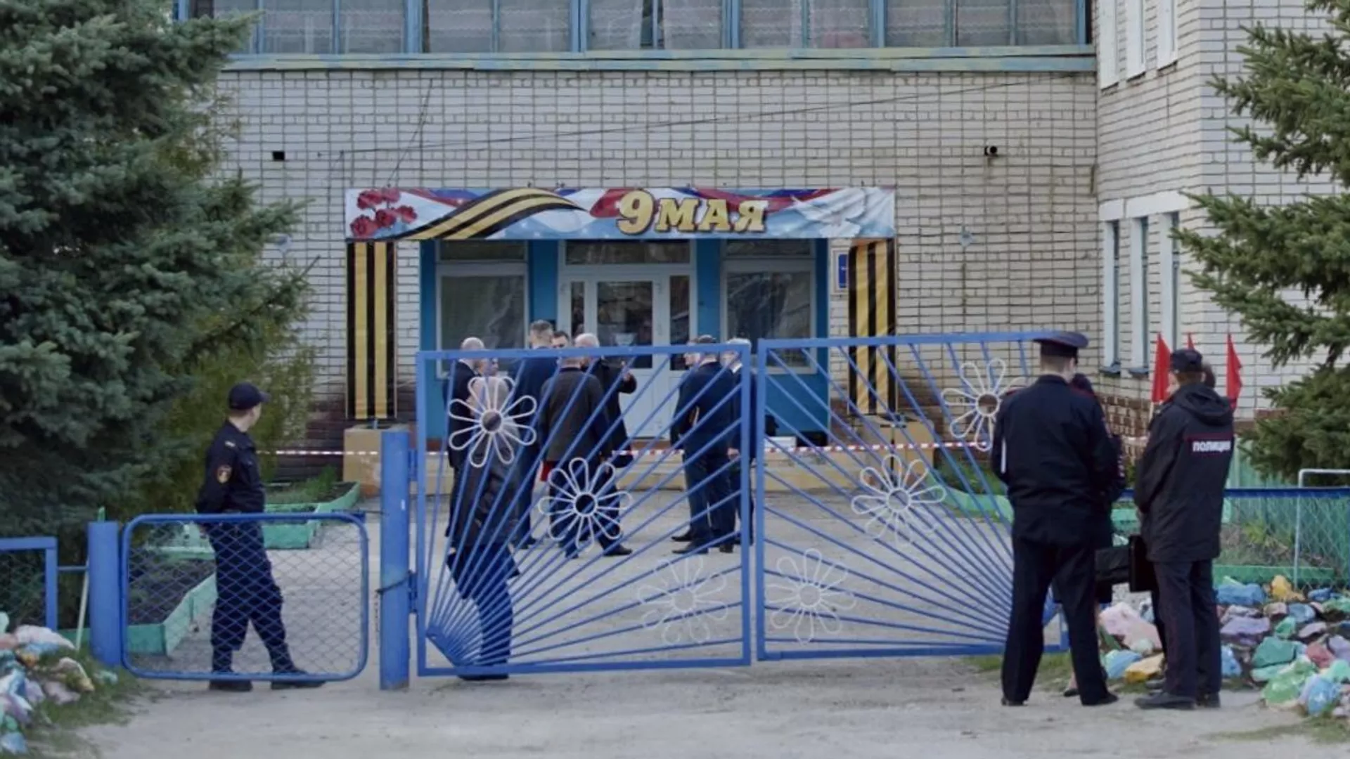 Сотрудники полиции у детского сада Рябинка в поселке Вешкайма, где произошла стрельба Сотрудники полиции у детского сада Рябинка в поселке Вешкайма, где произошла стрельба - РИА Новости, 1920, 27.04.2022