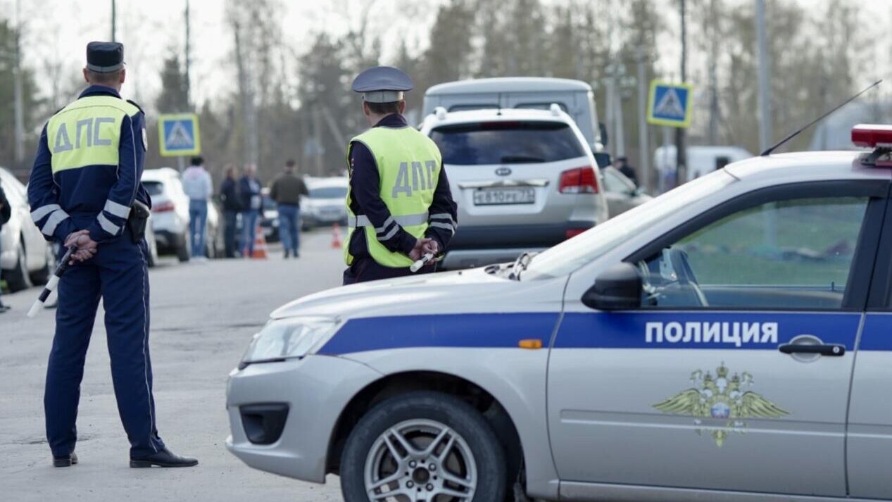 Сотрудники ДПС у детского сада Рябинка в поселке Вешкайма, где произошла стрельба - РИА Новости, 1920, 27.04.2022