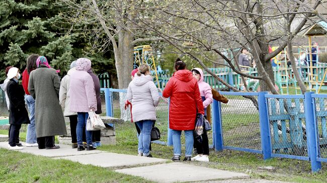 Люди у детского сада Рябинка в поселке Вешкайма, где произошла стрельба