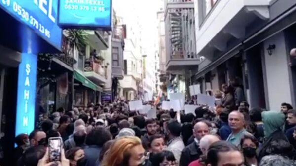 Акция протеста в Стамбуле после вынесения приговора Осману Кавалу