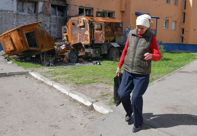 Женщина во дворе жилого дома в городе Рубежное Луганской народной республики