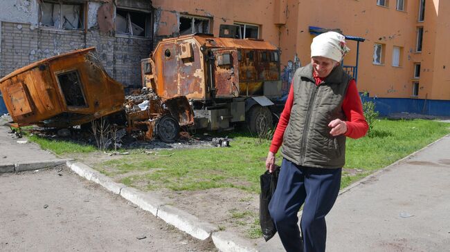 Женщина во дворе жилого дома в городе Рубежное Луганской народной республики