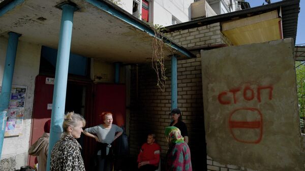 Местные жители у подъезда дома в городе Рубежное Луганской народной республики