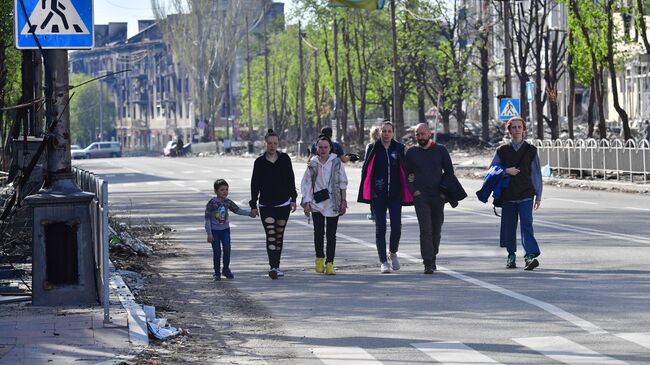 Люди на проспекте Мира в Мариуполе