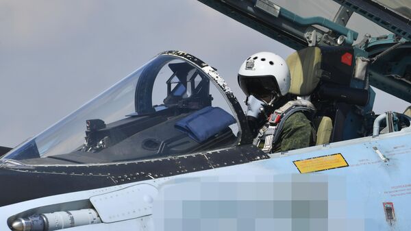 Пилот в кабине истребителя Су-35 авиагруппы Восточного военного округа Вооруженных сил России