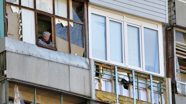 Женщина на балконе жилого дома в городе Рубежное Луганской народной республики