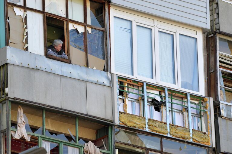 Женщина на балконе жилого дома в городе Рубежное Луганской народной республики