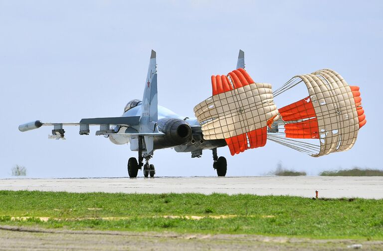 Истребитель Су-35 авиагруппы Восточного военного округа Вооруженных сил России возвращается на аэродром