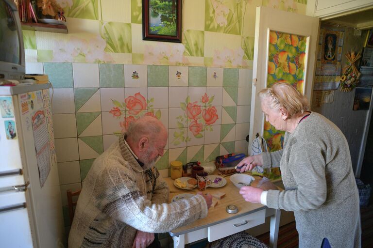 Местные жители обедают в своей квартире в городе Рубежное Луганской народной республики