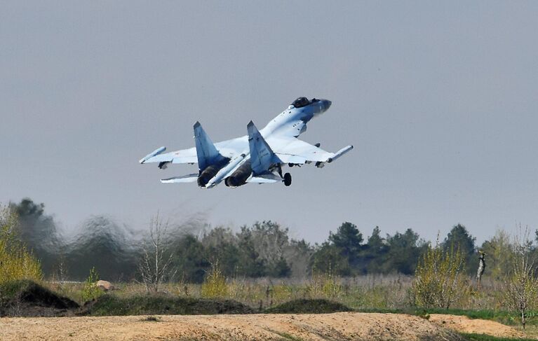 Истребитель Су-35 авиагруппы Восточного военного округа Вооруженных сил России вылетает на задание с аэродрома