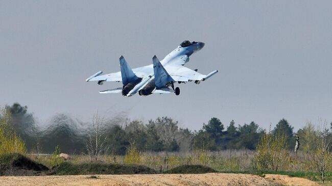 Истребитель Су-35 авиагруппы Восточного военного округа Вооруженных сил России вылетает на задание с аэродрома