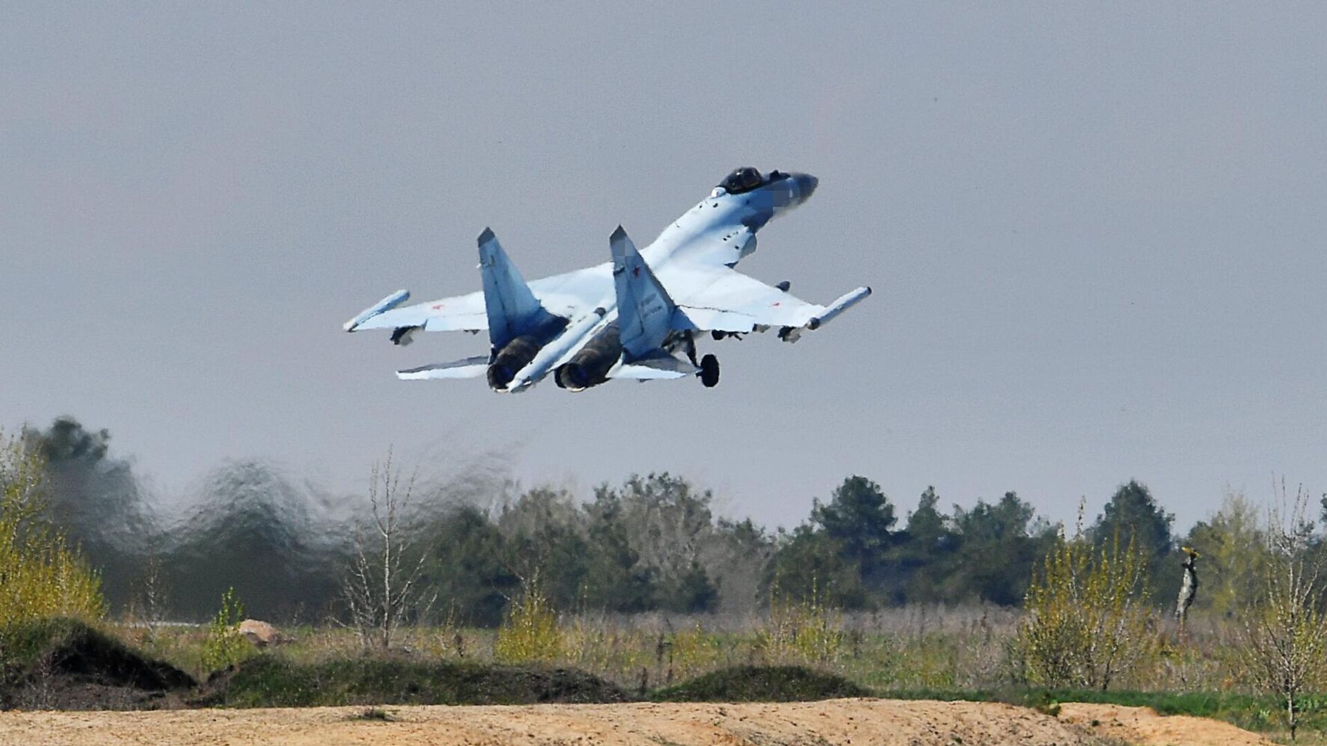 Истребитель Су-35 авиагруппы Восточного военного округа Вооруженных сил России вылетает на задание с аэродрома - РИА Новости, 1920, 03.10.2024