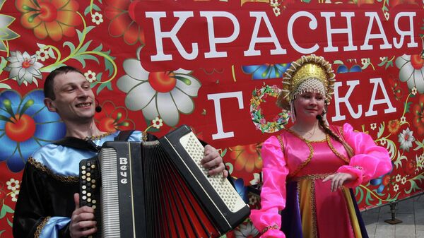 Участники празднования Красной горки во Владивостоке