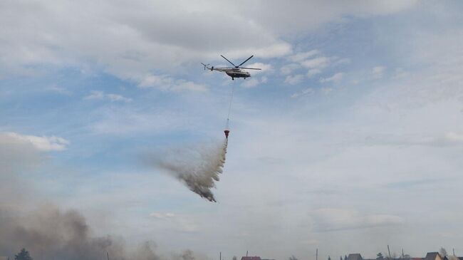 Вертолет МЧС России во время ликвидации пожара