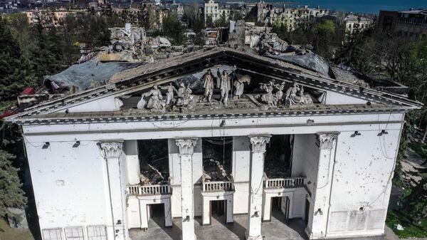 Разрушенное здание Донецкого академического областного драматического театра в Мариуполе