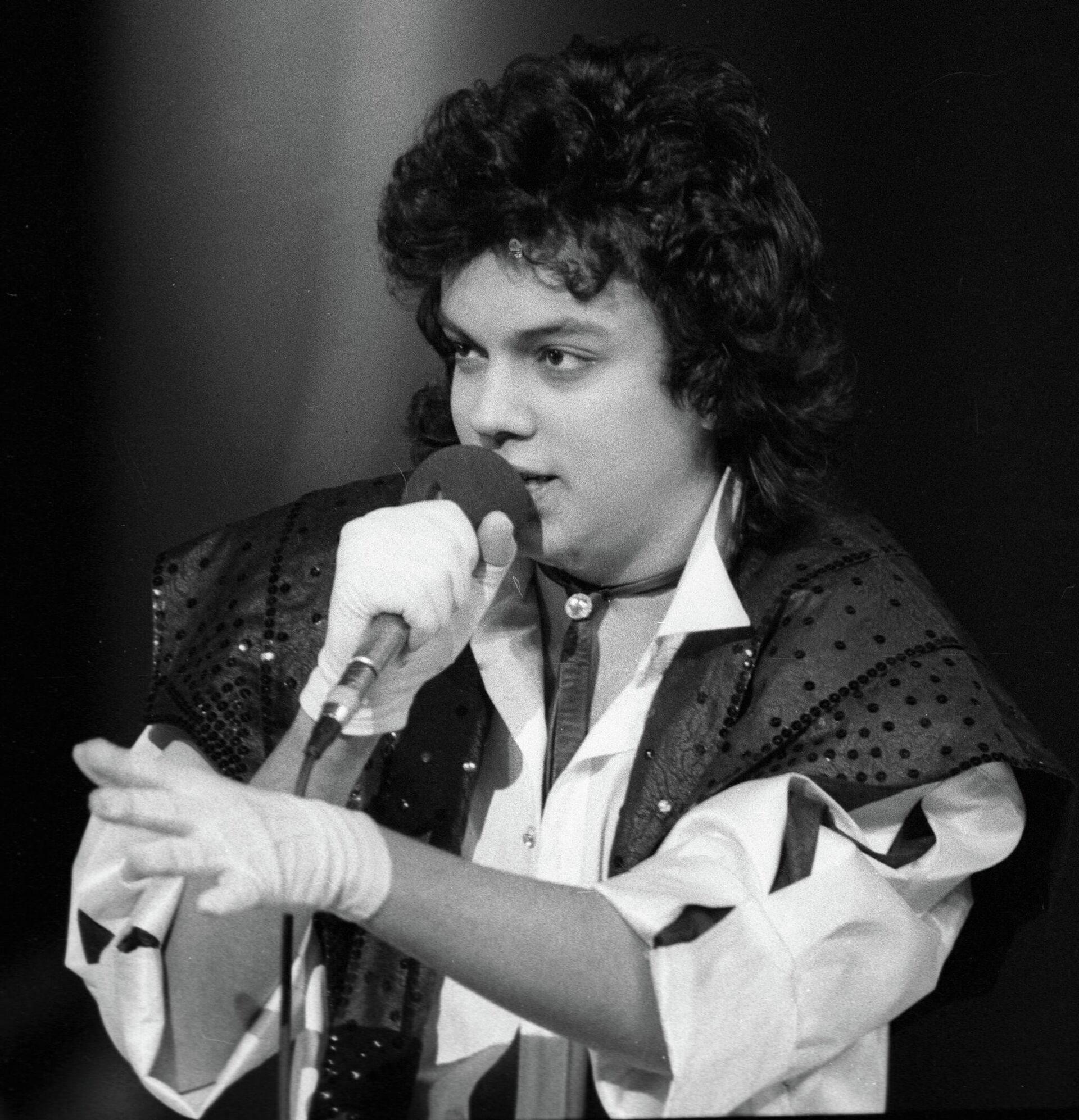 Солист Ленинградского мюзик-холла Филипп Киркоров выступает на концерте. 1988 год Солист Ленинградского мюзик-холла Филипп Киркоров выступает на концерте. 1988 год - РИА Новости, 1920, 28.10.2025