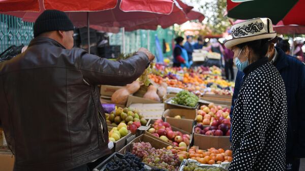 Торговля фруктами на Ошском продуктовом рынке в Бишкеке