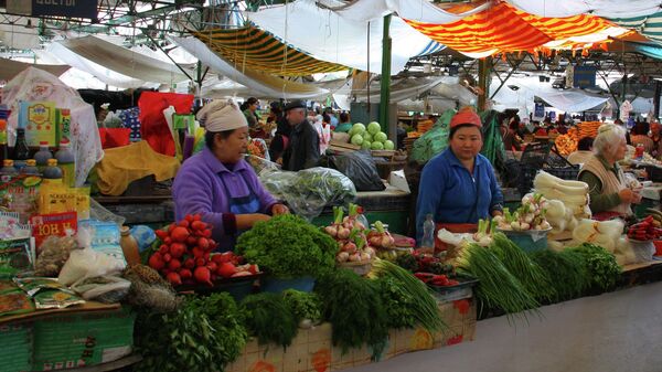 Продавцы на Ошском продуктовом рынке в Бишкеке