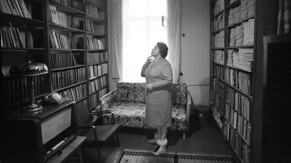 Анна Сухомлинская в библиотеке, собранной её мужем педагогом Василием Александровичем Сухомлинским