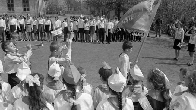 Торжественная линейка, посвященная дню рождения В. И. Ленина, в павлышской средней школе, директором которой был педагог-новатор Василий Александрович Сухомлинский