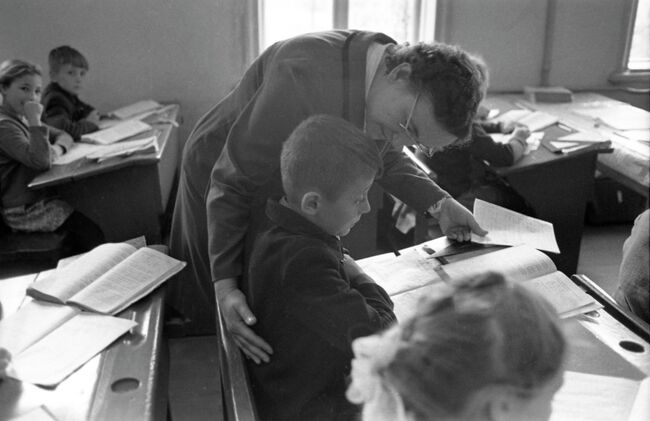 Урок в 1-ом классе павлышской средней школы, директором которой был педагог-новатор Василий Александрович Сухомлинскийъ Урок в 1-ом классе павлышской средней школы, директором которой был педагог-новатор Василий Александрович Сухомлинскийъ
