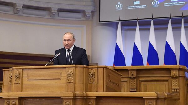 Президент России Владимир Путин выступает на встрече с членами Совета законодателей РФ при Федеральном Собрании