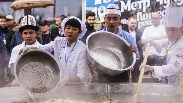 Участники приготовления рекордного бешбармака весом 1464 кг в Бишкеке