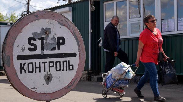 Люди на таможенном посту в освобожденном поселке Меловое Луганской народной республики на границе с Россией