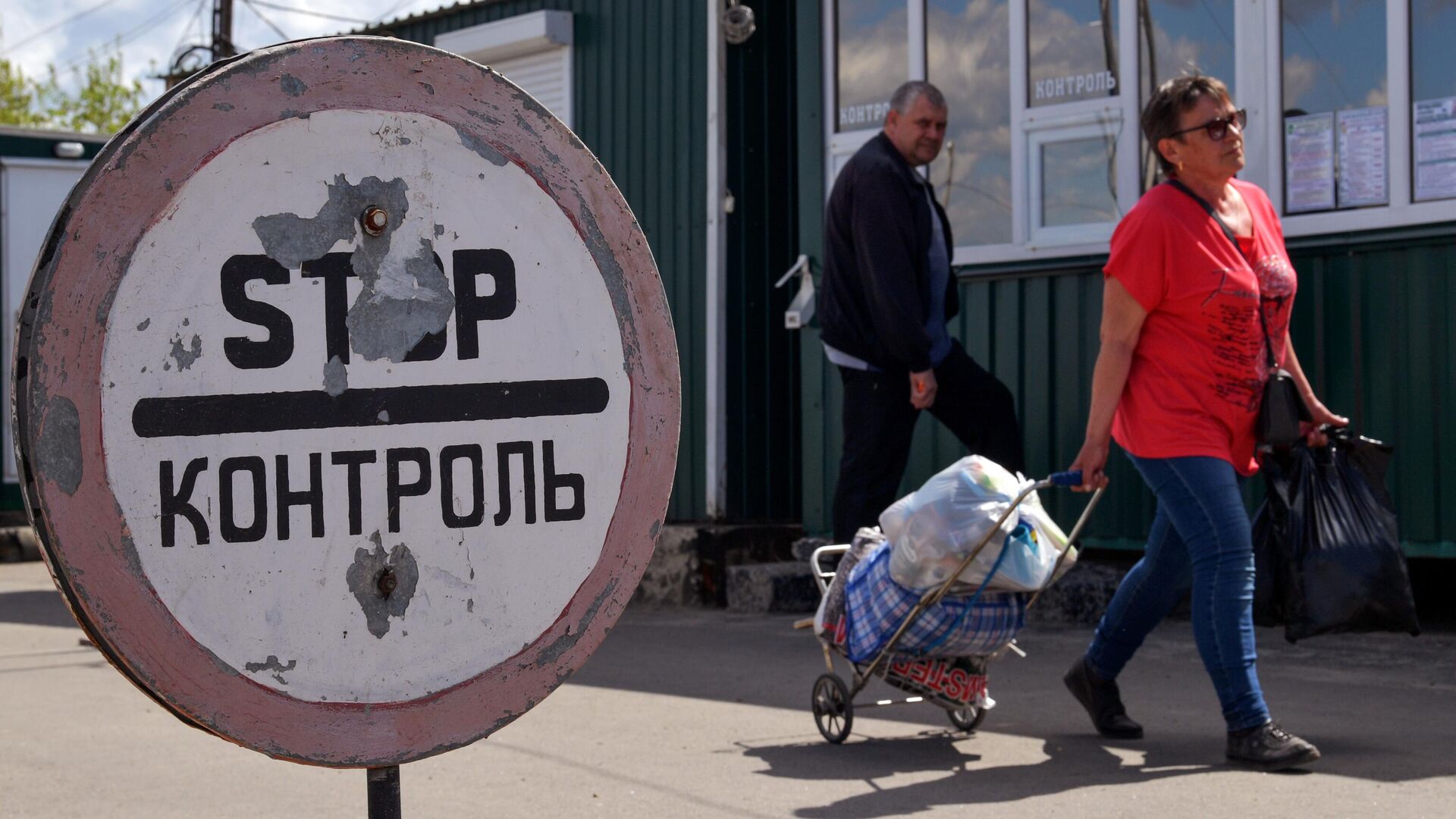 Люди на таможенном посту в освобожденном поселке Меловое Луганской народной республики на границе с Россией - РИА Новости, 1920, 10.10.2022