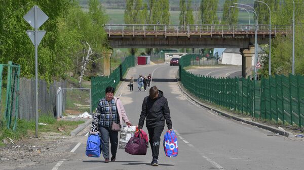 Люди у таможенного поста в освобожденном поселке Меловое Луганской народной республики на границе с РФ