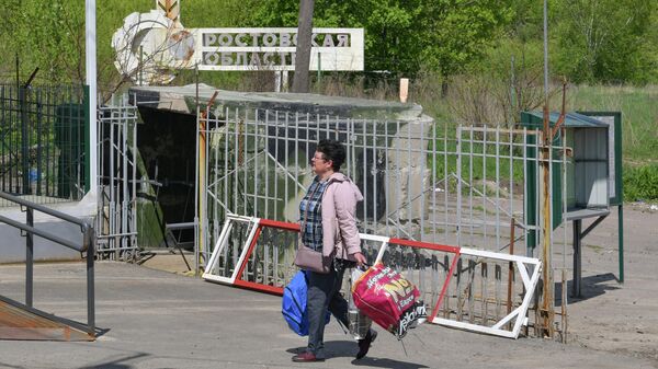 Женщина у таможенного поста в освобожденном поселке Меловое Луганской народной республики на границе с РФ