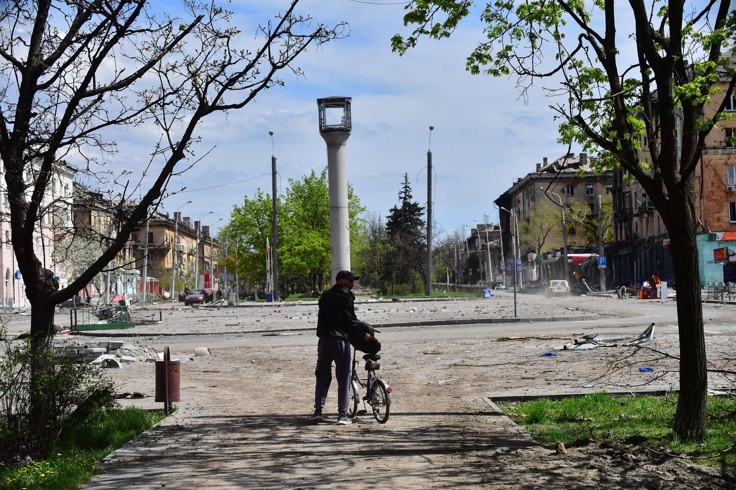 Мужчина на одной из улиц в Мариуполе Мужчина на одной из улиц в Мариуполе