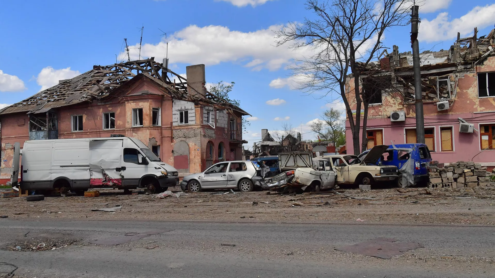 Разрушенные дома и автомобили в Мариуполе - РИА Новости, 1920, 26.09.2022