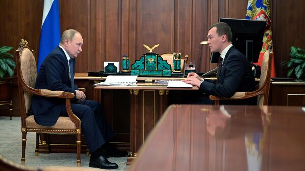 Президент РФ Владимир Путин и губернатор Хабаровского края Михаил Дегтярев во время встречи