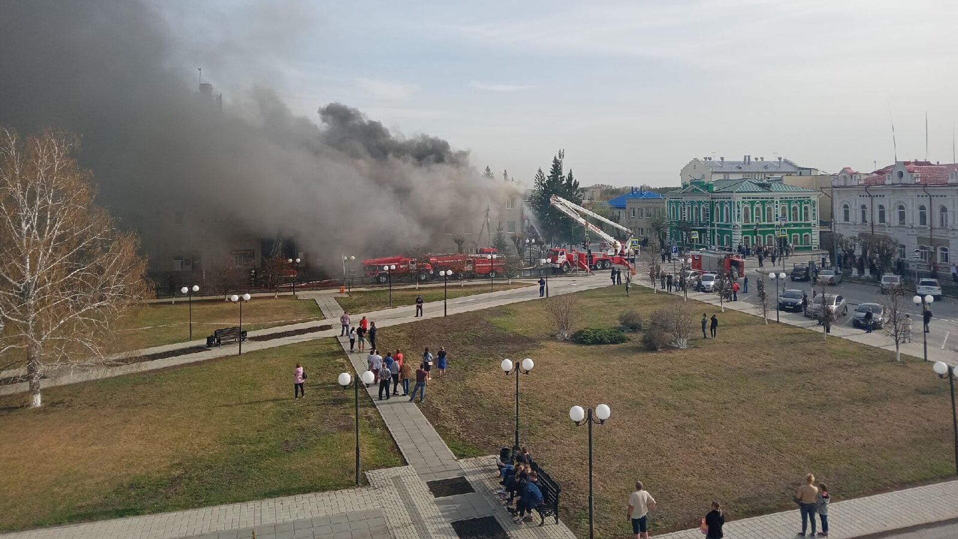 Пожар в торговом центре Гагаринский в Ишиме - РИА Новости, 1920, 28.04.2022