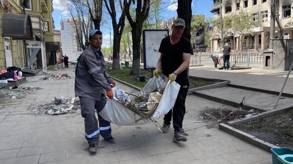 В Мариуполе убирают мусор