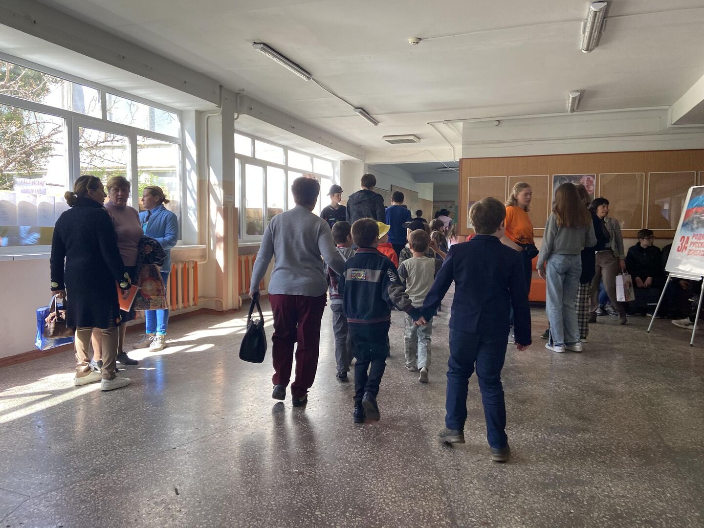 Дети на перемене в 53-й школе Дети на перемене в 53-й школе