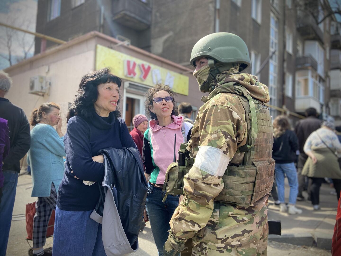 Мариупольцы в очереди за гуманитарной помощью Мариупольцы в очереди за гуманитарной помощью