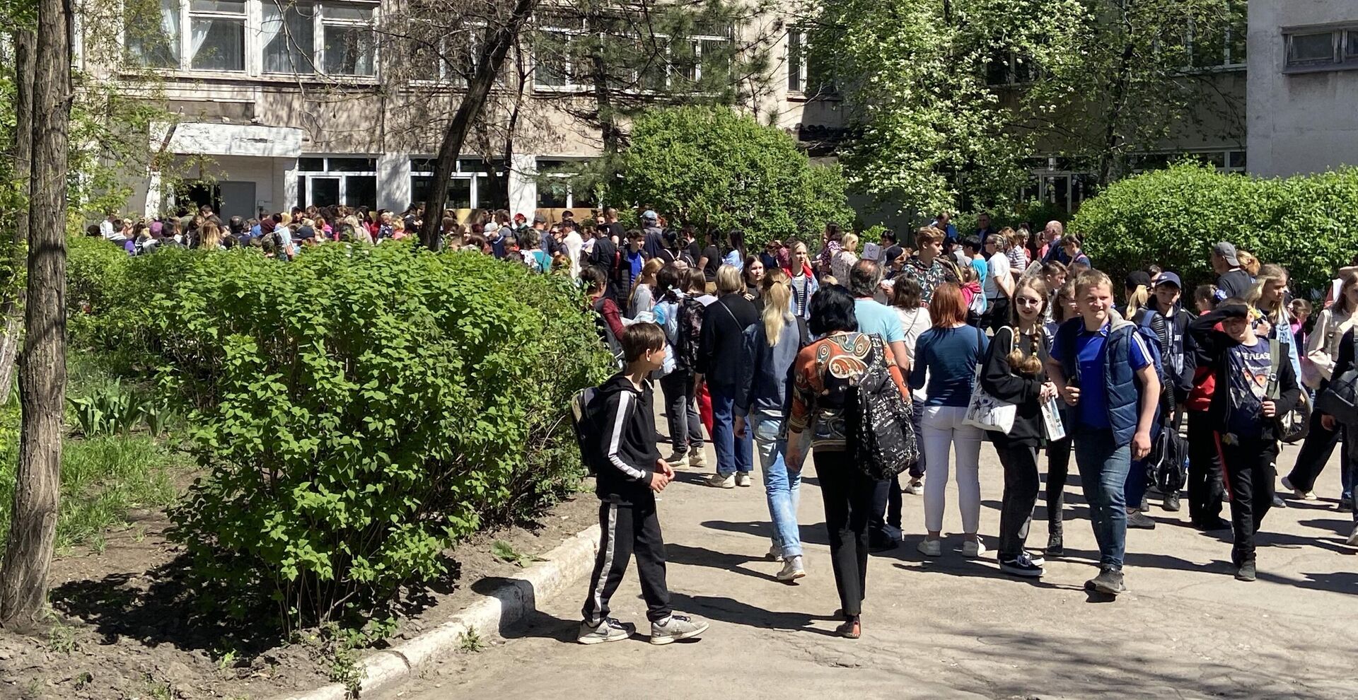 Родители забирают детей из школы Родители забирают детей из школы