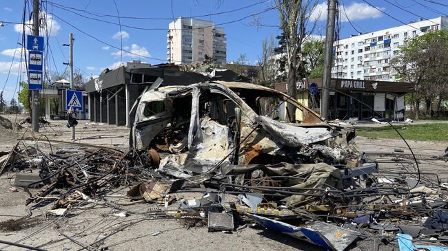 Разбитый автомобиль на дороге в Мариуполе