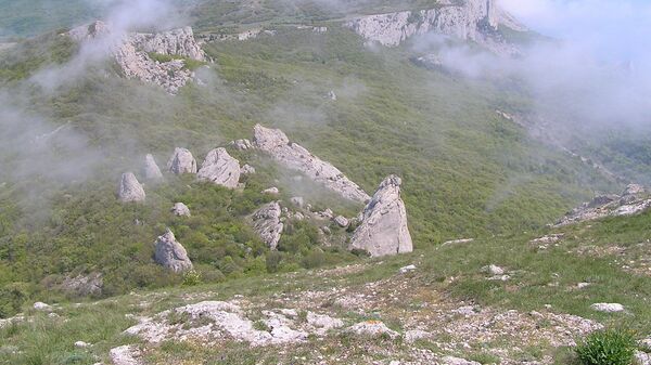 Вид с вершины Ильяс-Каи на Ласпинские скалы на маршруте Большая Севастопольская Тропа